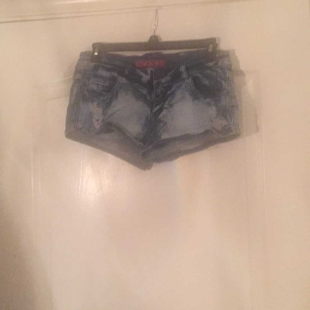 Daisy duke is back in town without the boys